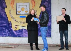 Переможців нагороджує ректор Уманського національного університету садівництва д.е.н., професор  Непочатенко О.О.